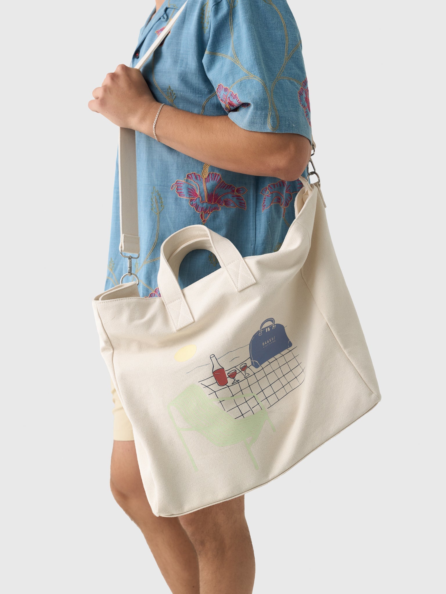 04651 / A Trip In A Bag Shopper Beach Bag